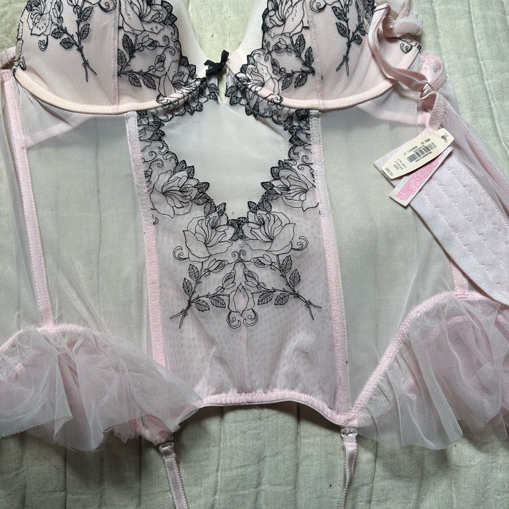 victoria's Secret 36D new with tags pink with black embroidery,